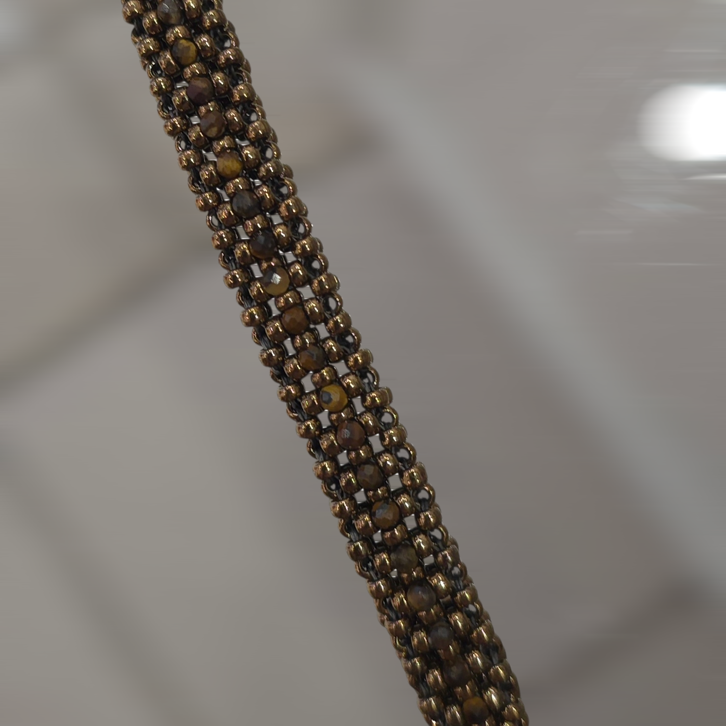 Armband aus Bronze mit Tigeraugensteinperlen