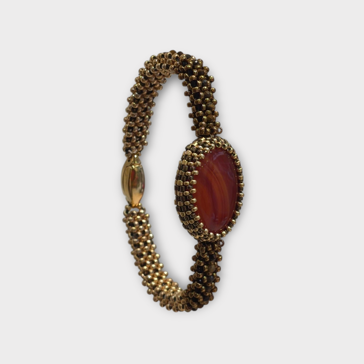 Armband aus Gold und Bronze mit Karneol-Cabochon-Perlen