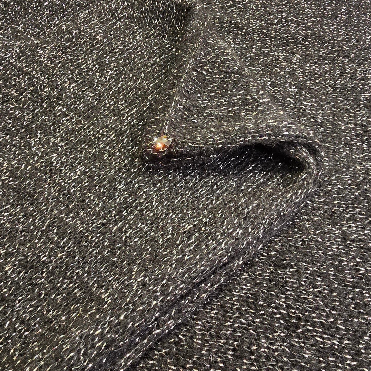 Schwarzer, silberglitzernder Infinity-Schal