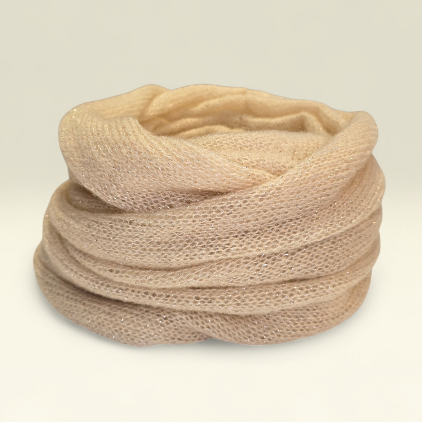 Champagnerfarbener, funkelnder Infinity-Schal