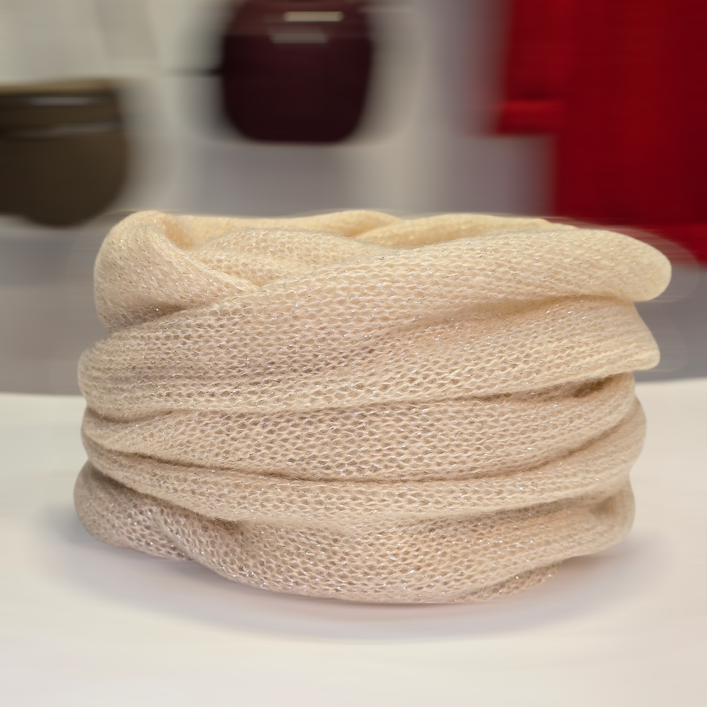 Champagnerfarbener, funkelnder Infinity-Schal