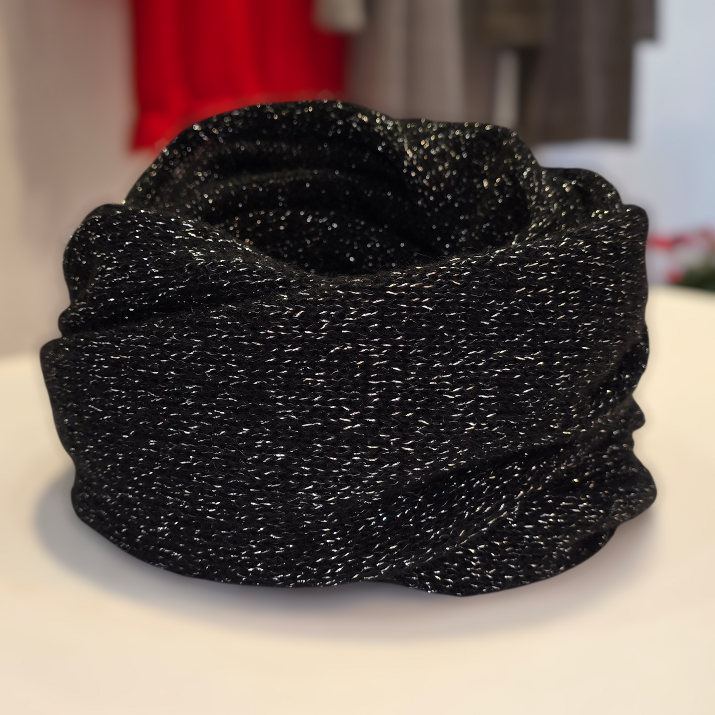 Schwarzer, silberglitzernder Infinity-Schal