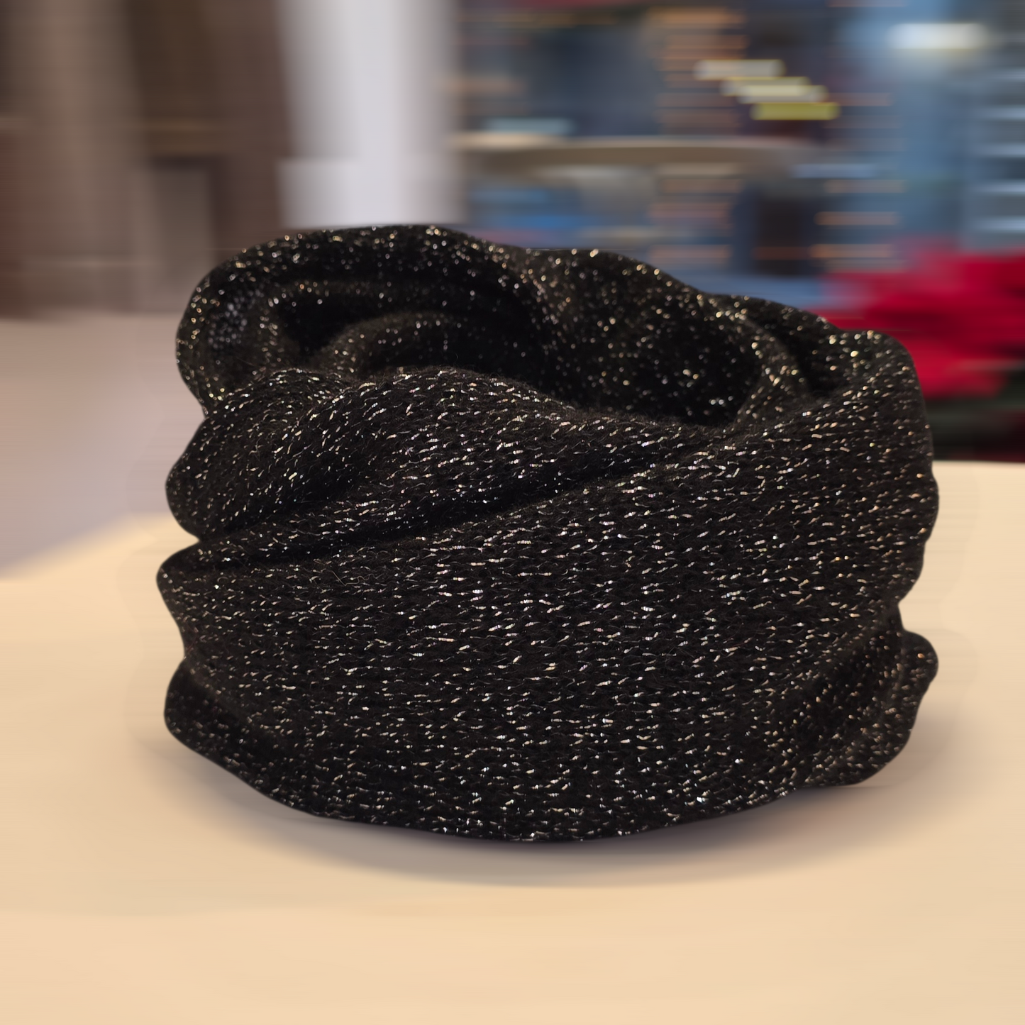 Schwarzer, silberglitzernder Infinity-Schal