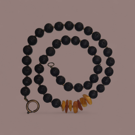 Halskette aus Lavastein mit Bernsteindetails
