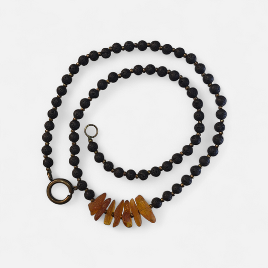 Lava-Fels-Halskette mit Bernstein-Details