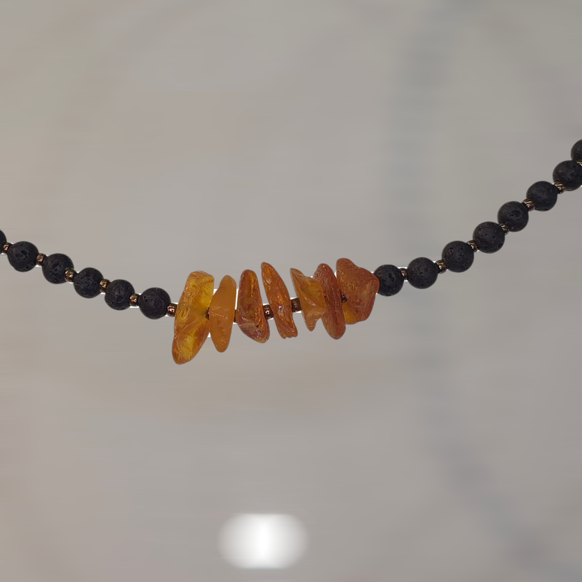 Lava-Fels-Halskette mit Bernstein-Details