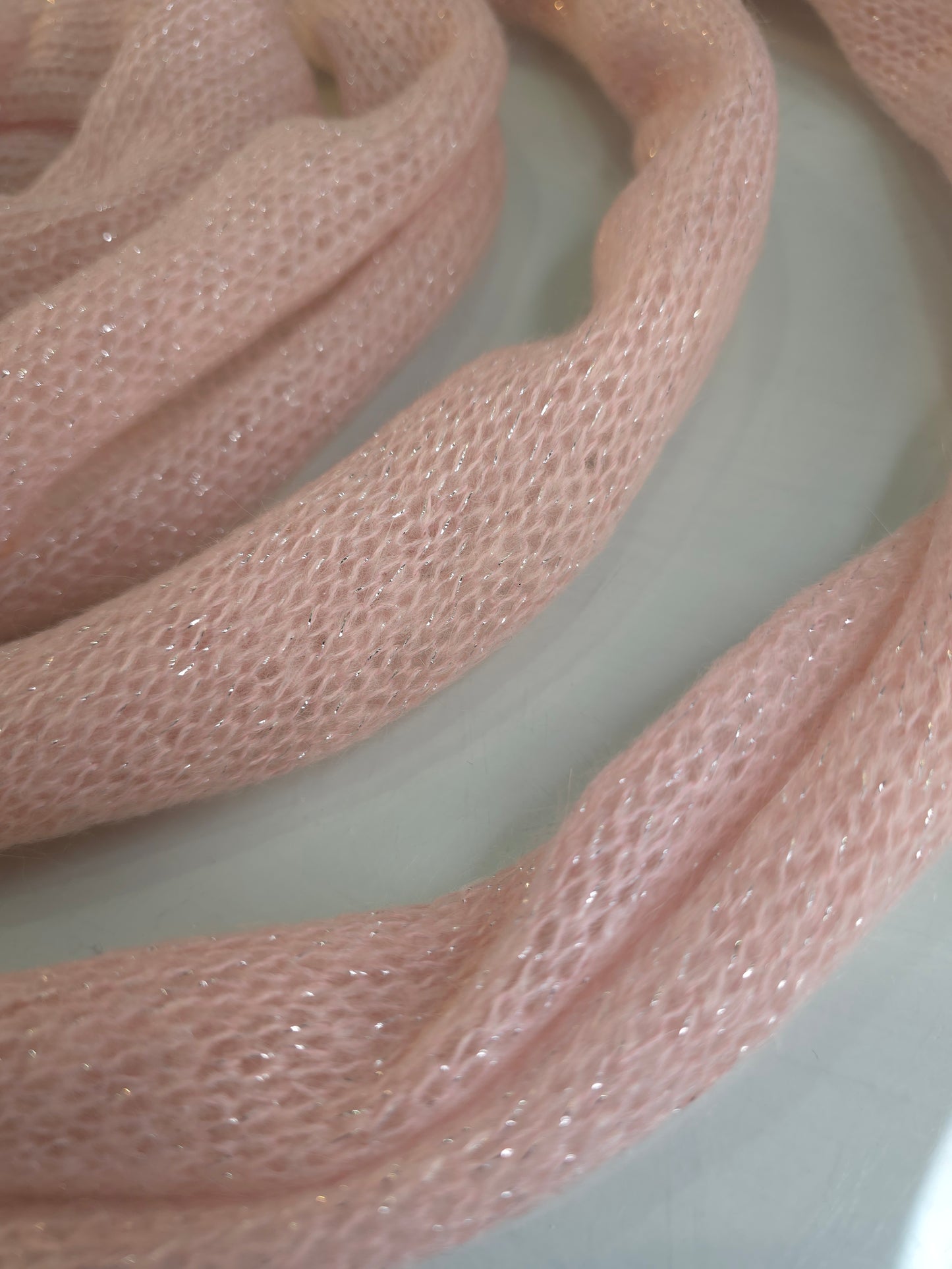 Langer, schmaler Mohair-Strickschal / Hellrosa mit silbernem Glitzer
