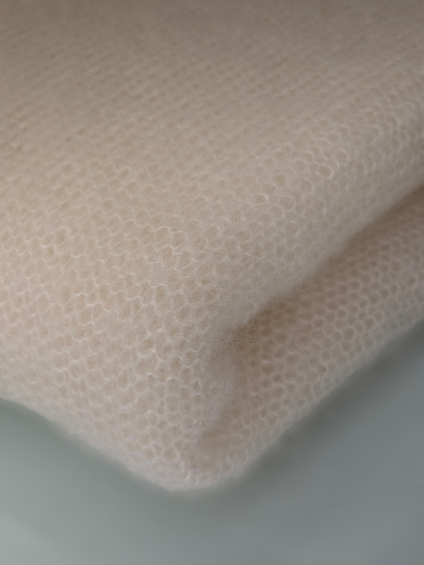 Großer, langer Strickschal aus Seidenmohair / Cremeweiß