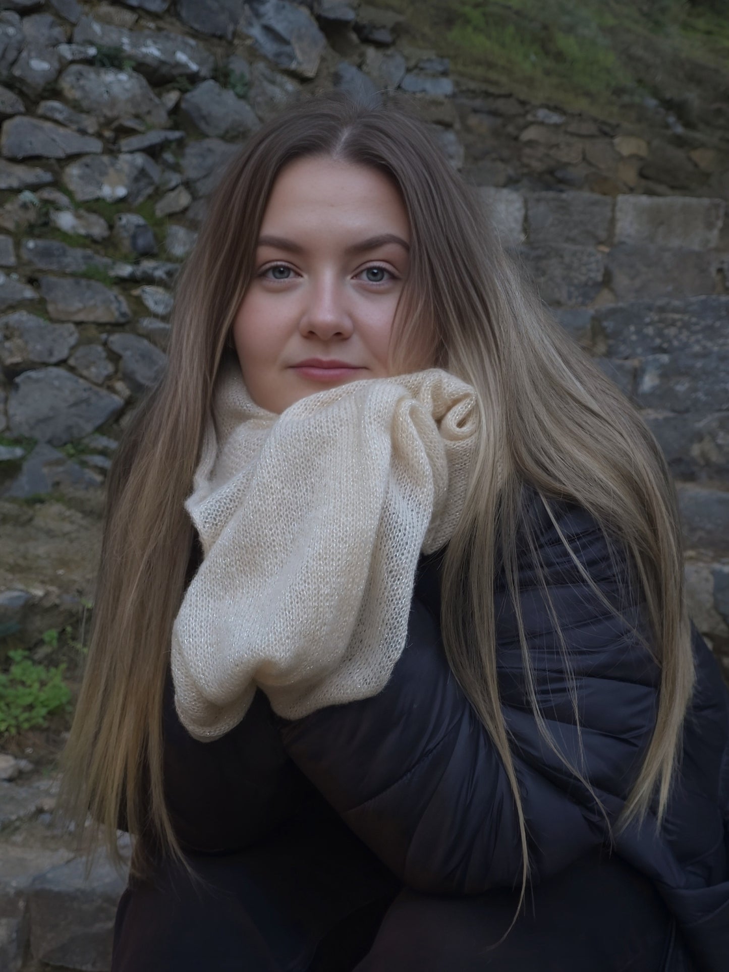 Champagnerfarbener, funkelnder Infinity-Schal