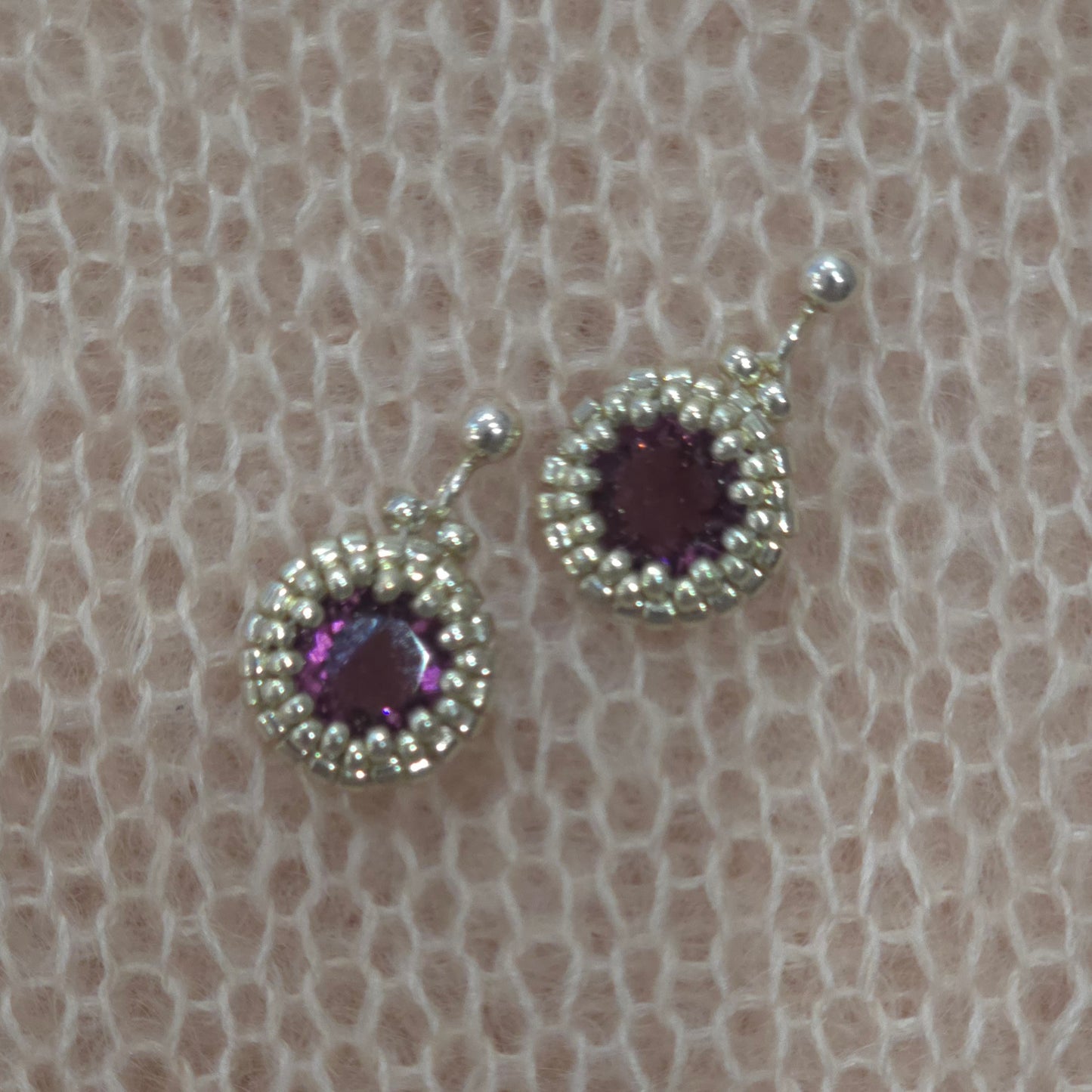 Ohrstecker aus massivem Sterlingsilber mit tiefviolettem Kristall