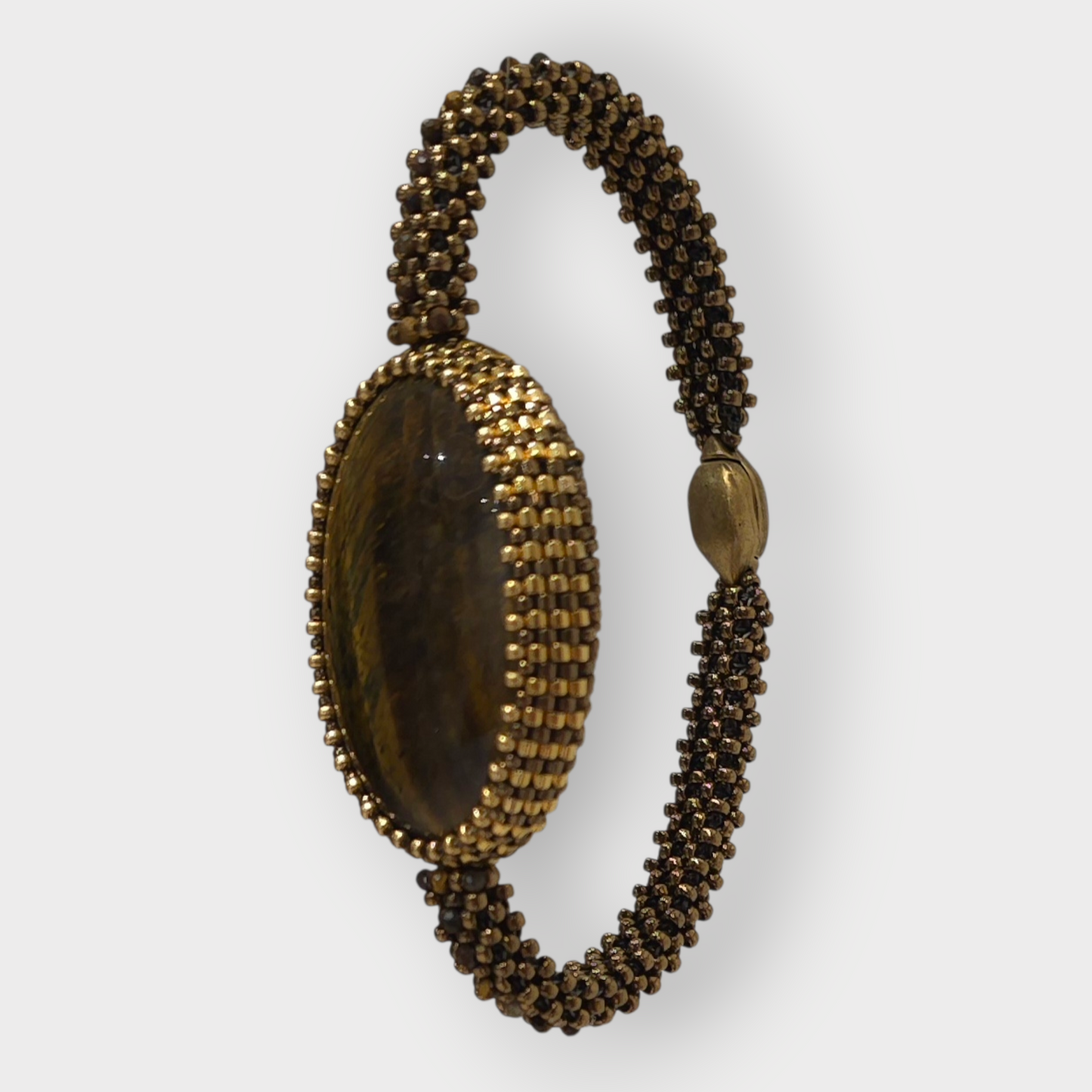 Armband aus Bronze mit Tigeraugensteinperlen