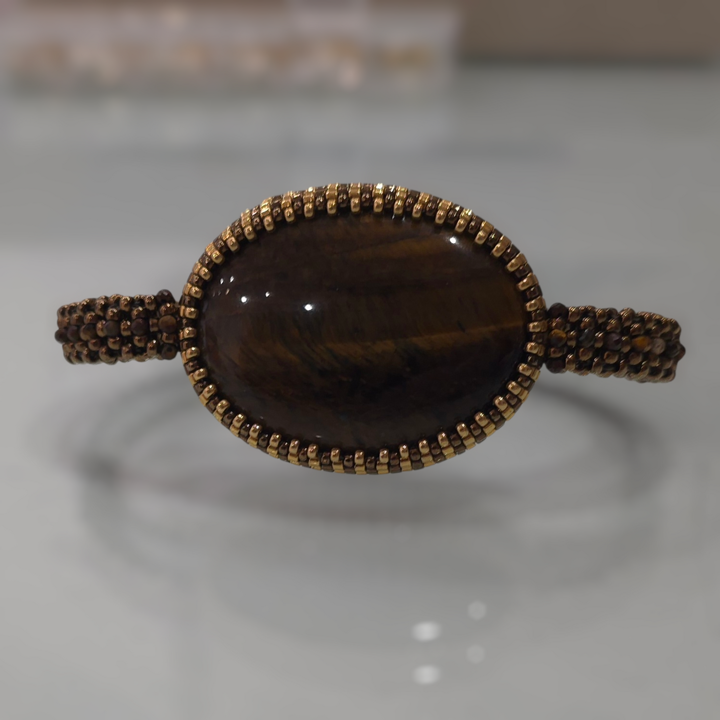 Armband aus Bronze mit Tigeraugensteinperlen