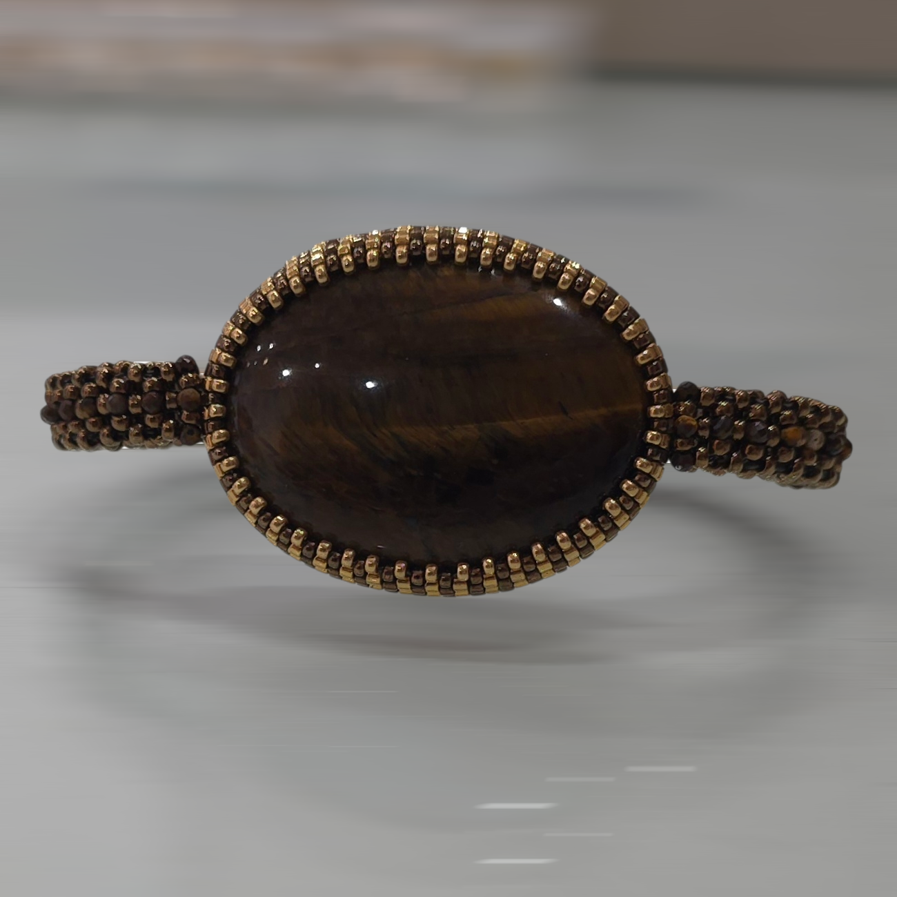 Armband aus Bronze mit Tigeraugensteinperlen
