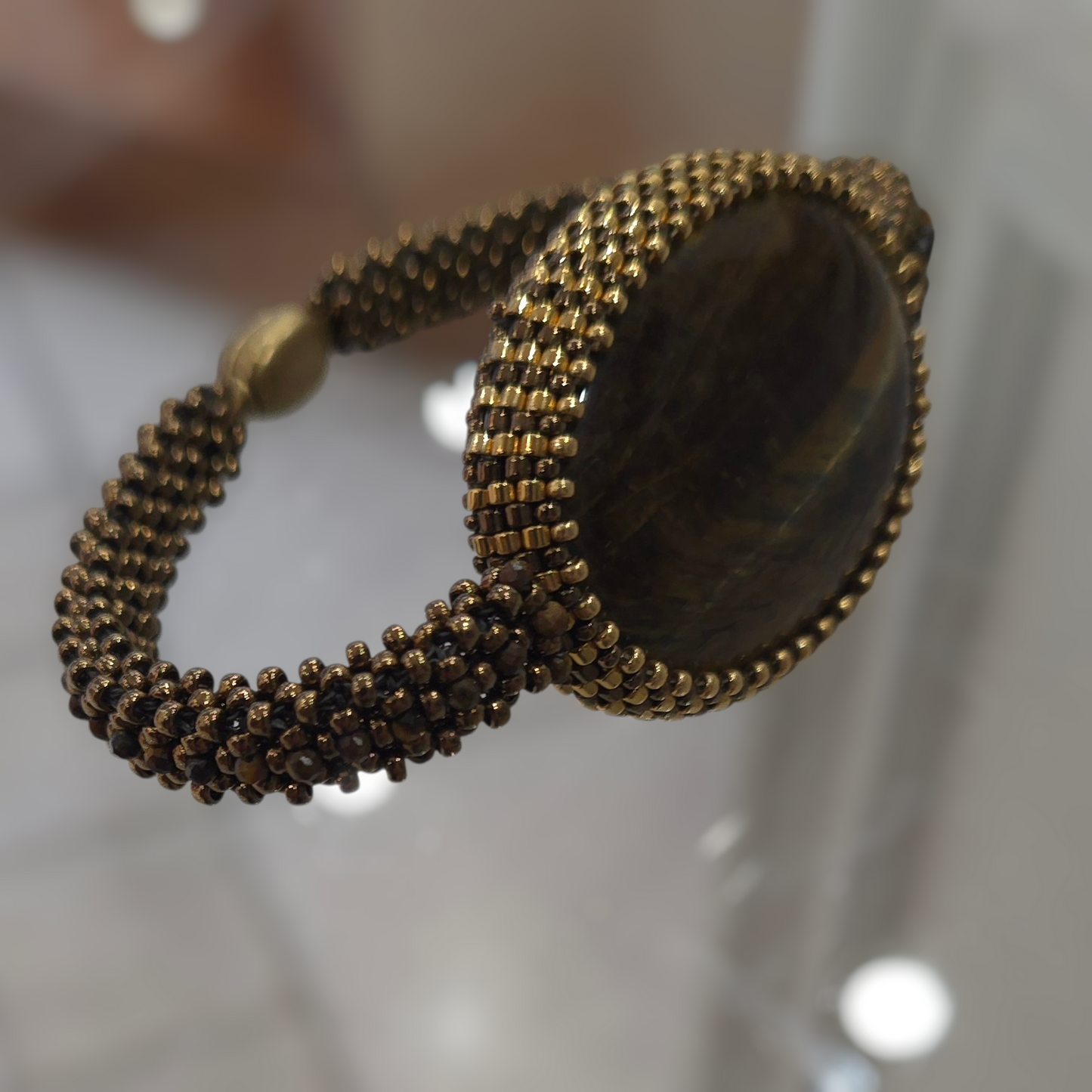 Armband aus Bronze mit Tigeraugensteinperlen