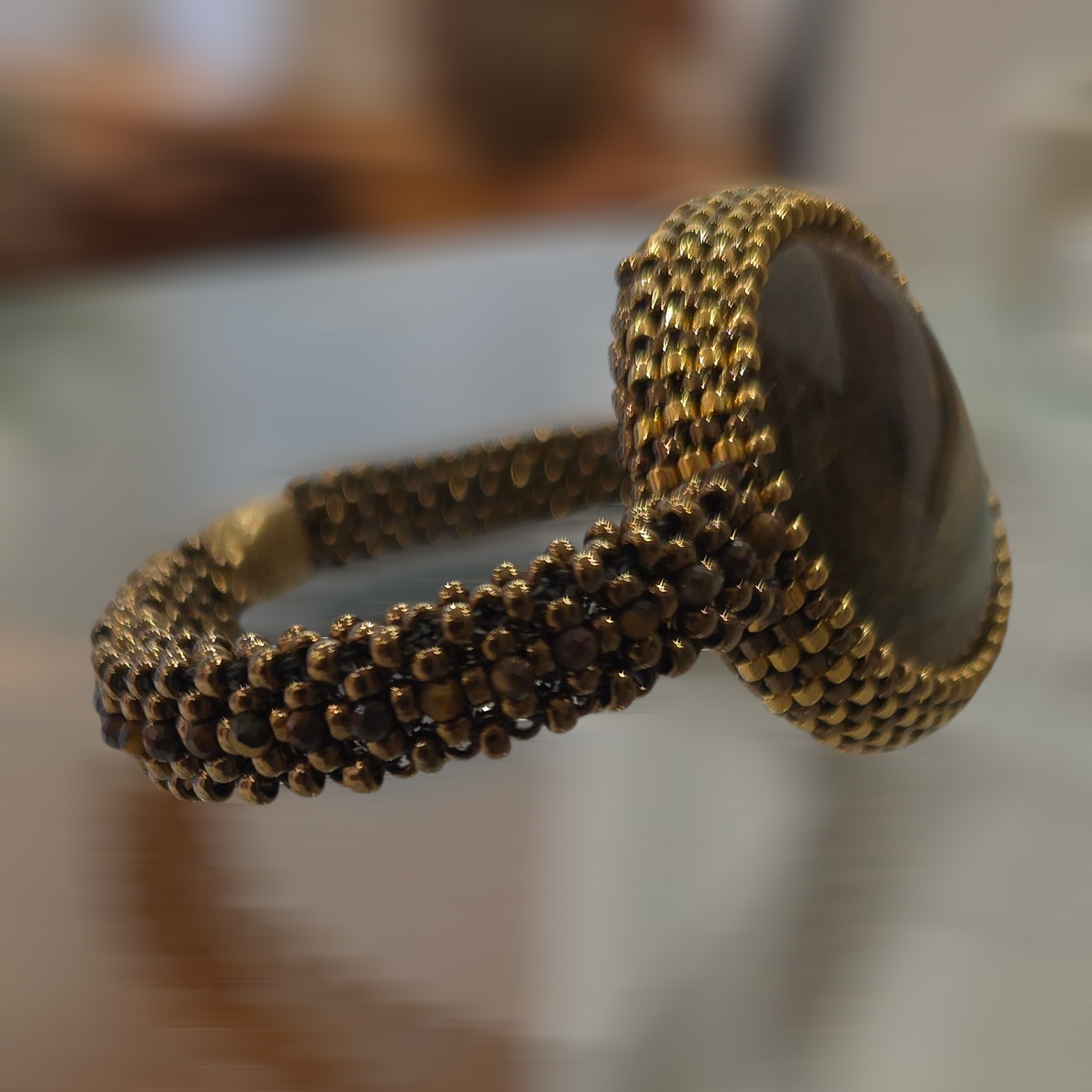 Armband aus Bronze mit Tigeraugensteinperlen