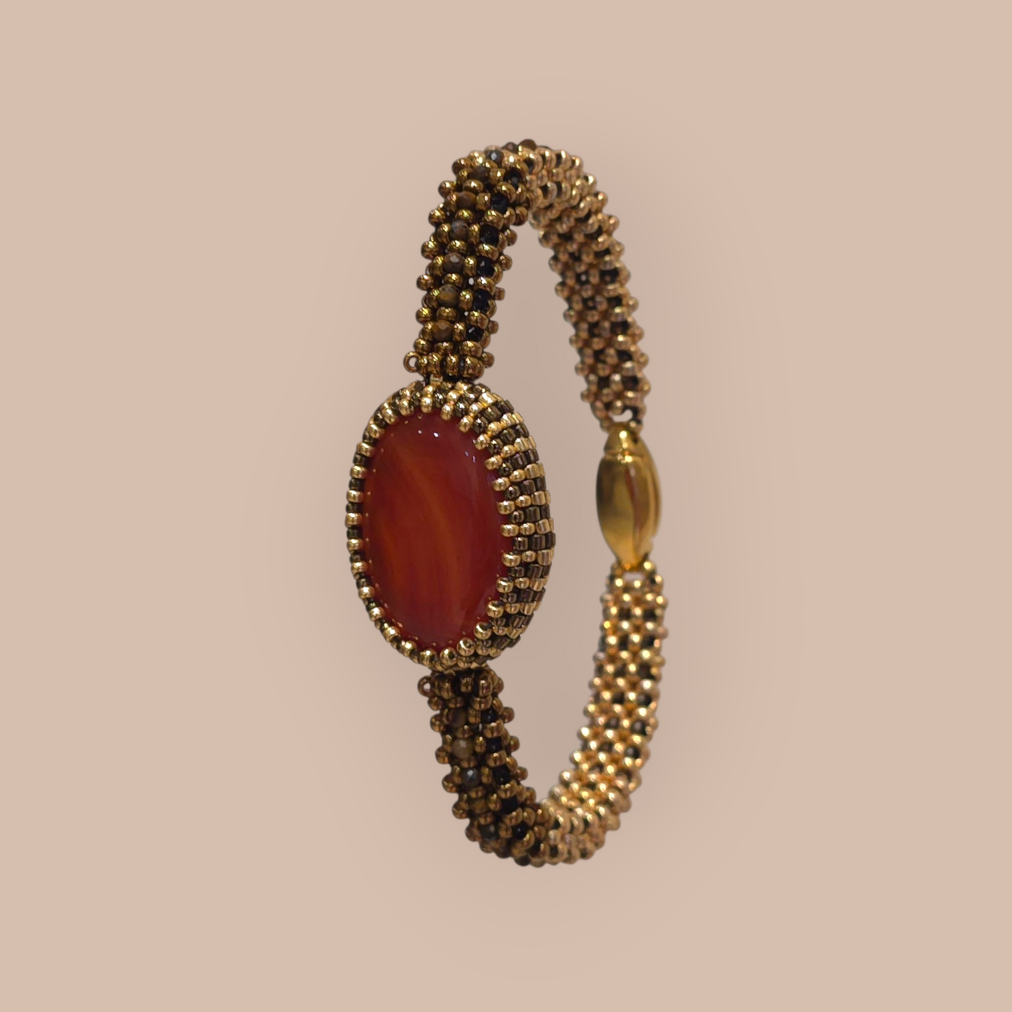Armband aus Gold und Bronze mit Karneol-Cabochon-Perlen
