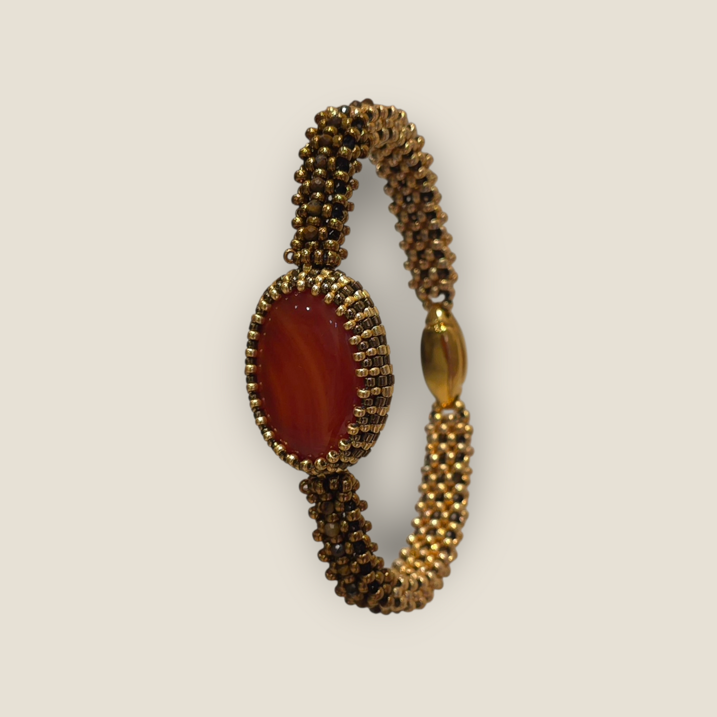 Armband aus Gold und Bronze mit Karneol-Cabochon-Perlen