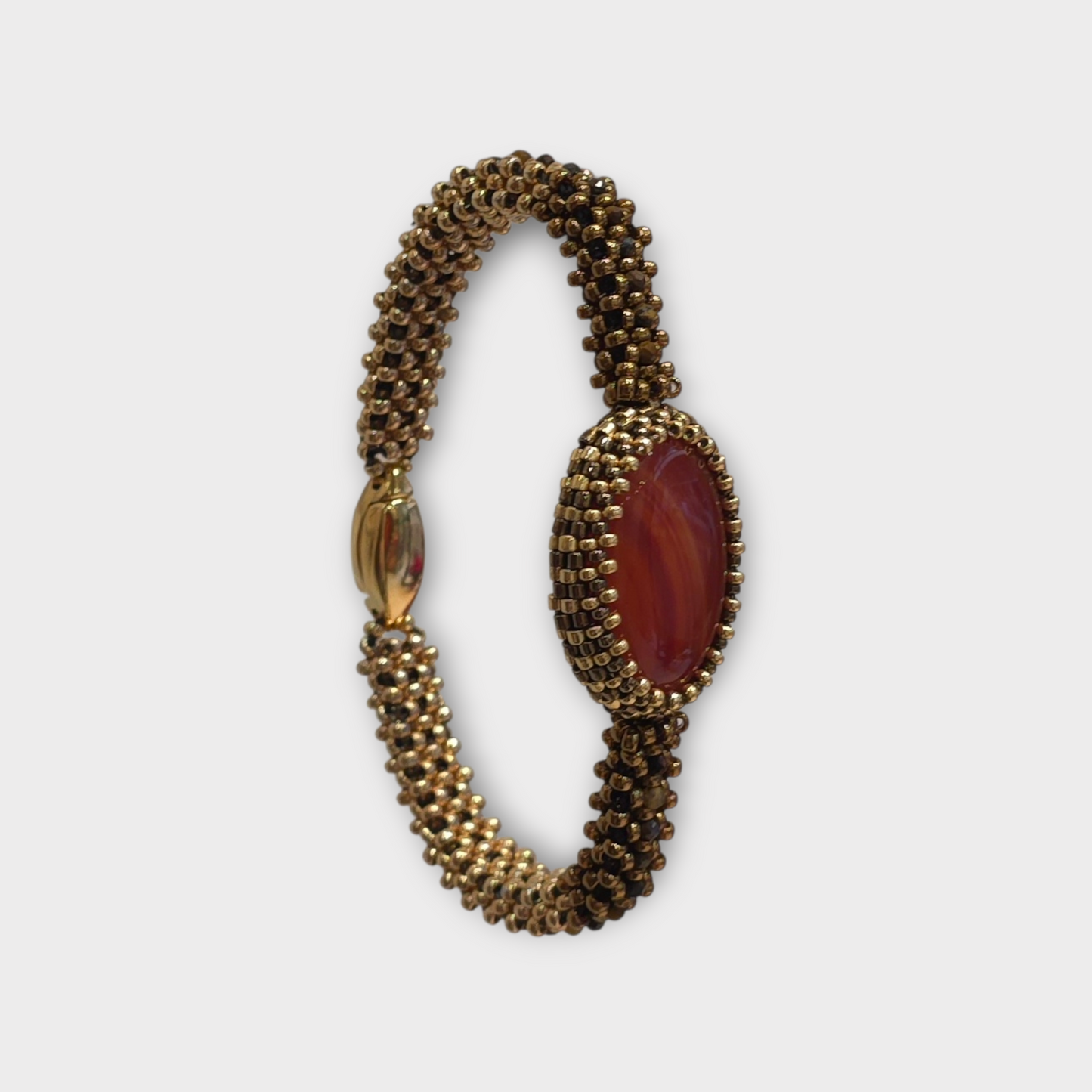 Armband aus Gold und Bronze mit Karneol-Cabochon-Perlen
