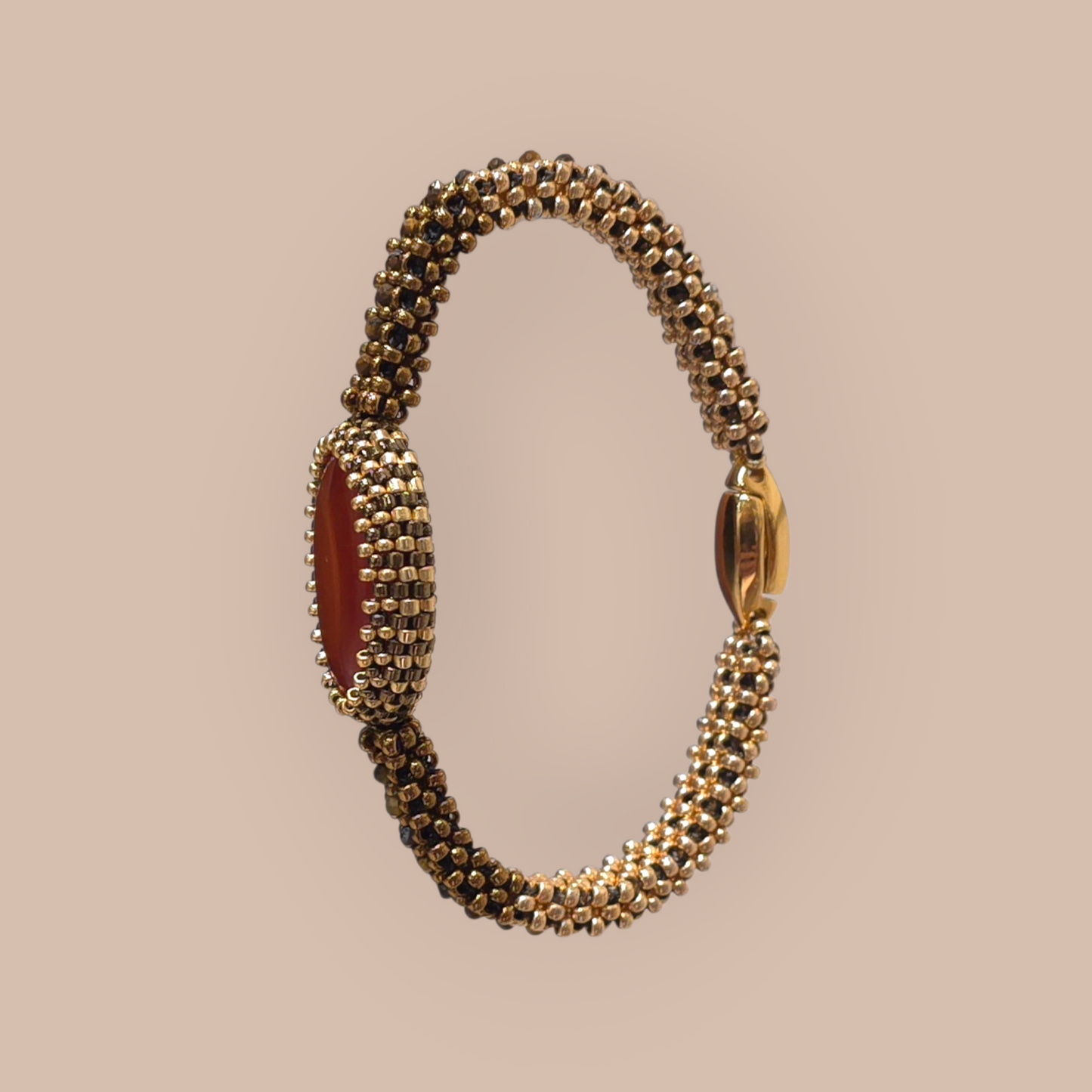 Armband aus Gold und Bronze mit Karneol-Cabochon-Perlen