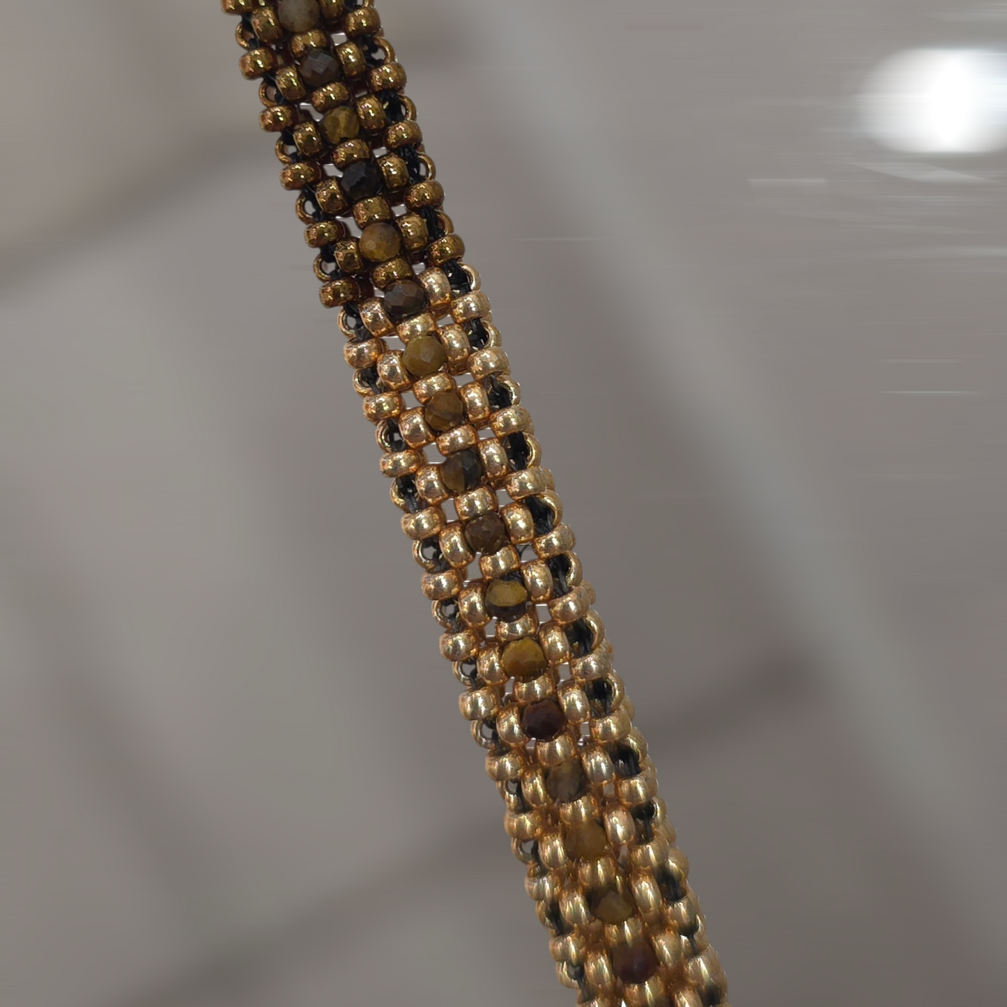 Armband aus Gold und Bronze mit Karneol-Cabochon-Perlen