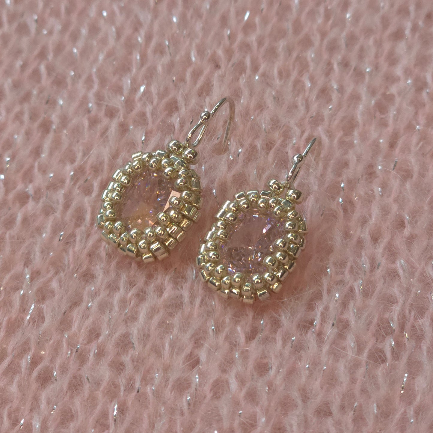 Ohrhaken aus massivem Sterlingsilber mit hellrosa Kristallen