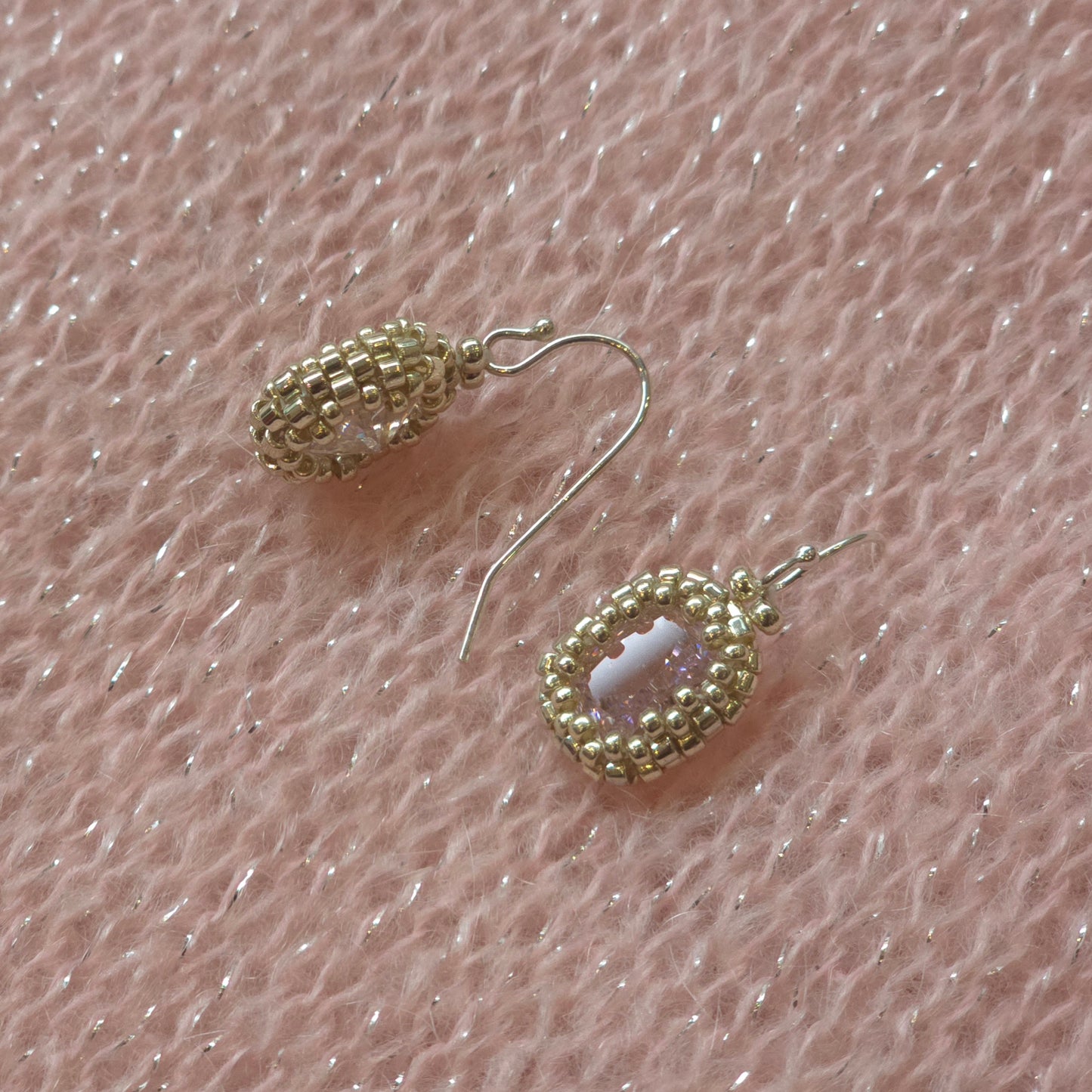 Ohrhaken aus massivem Sterlingsilber mit hellrosa Kristallen