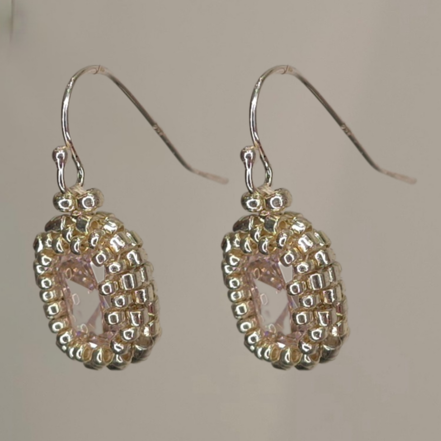 Ohrhaken aus massivem Sterlingsilber mit hellrosa Kristallen