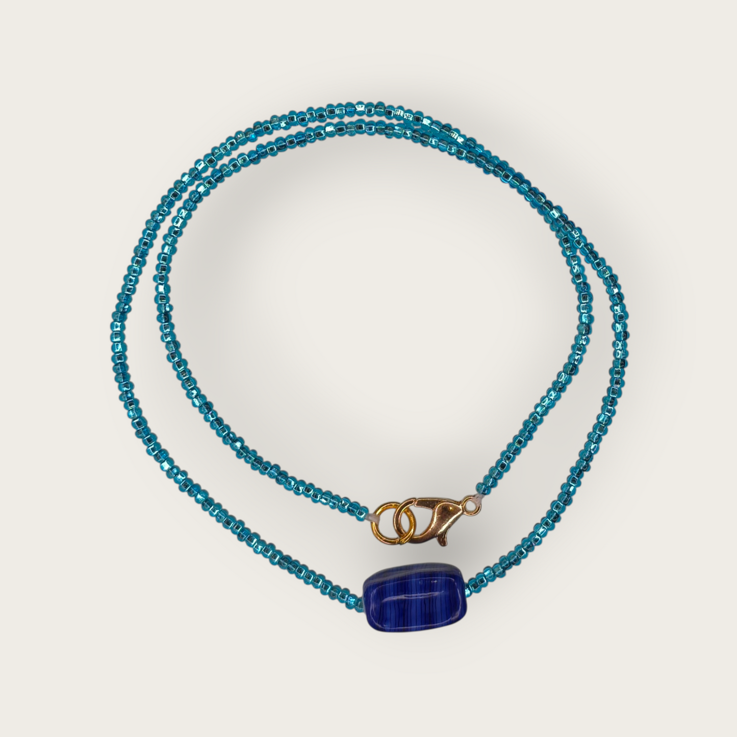 Zarte Perlenkette mit Keramikanhänger