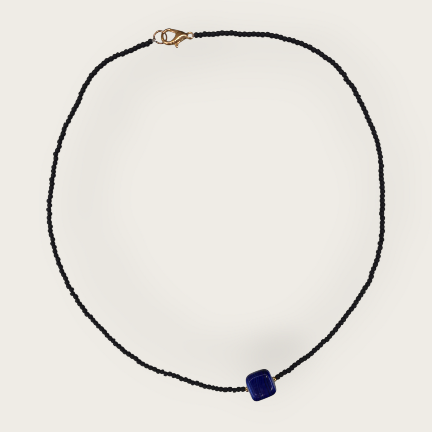 Zarte Perlenkette mit Keramikanhänger