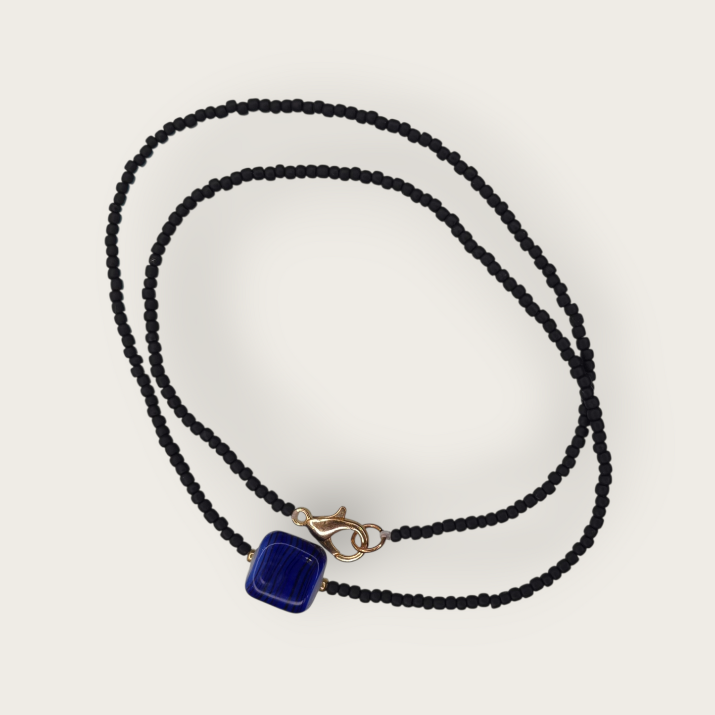 Zarte Perlenkette mit Keramikanhänger