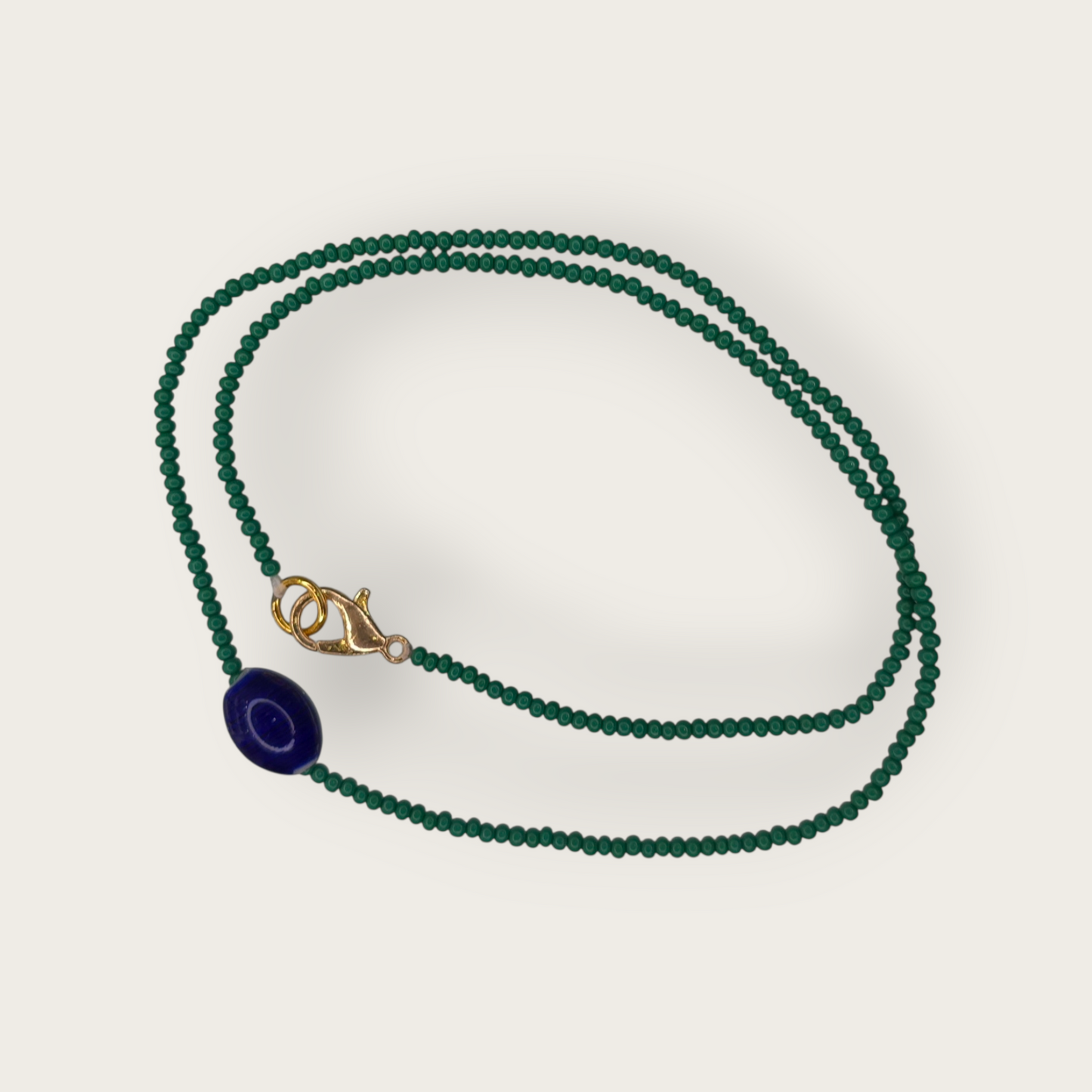 Zarte Perlenkette mit Keramikanhänger