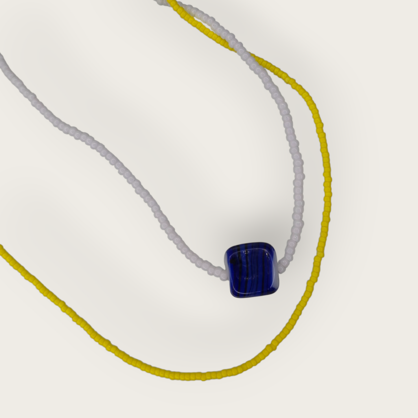 Zarte Perlenkette mit Keramikanhänger