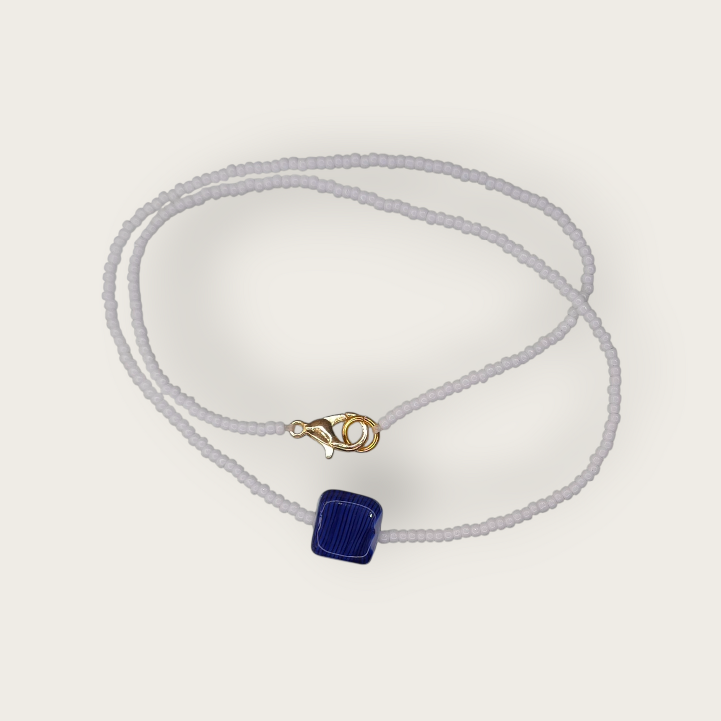 Zarte Perlenkette mit Keramikanhänger