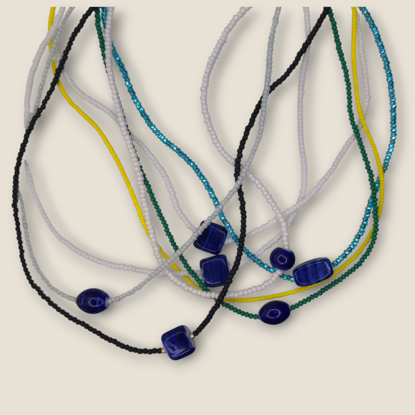 Zarte Perlenkette mit Keramikanhänger