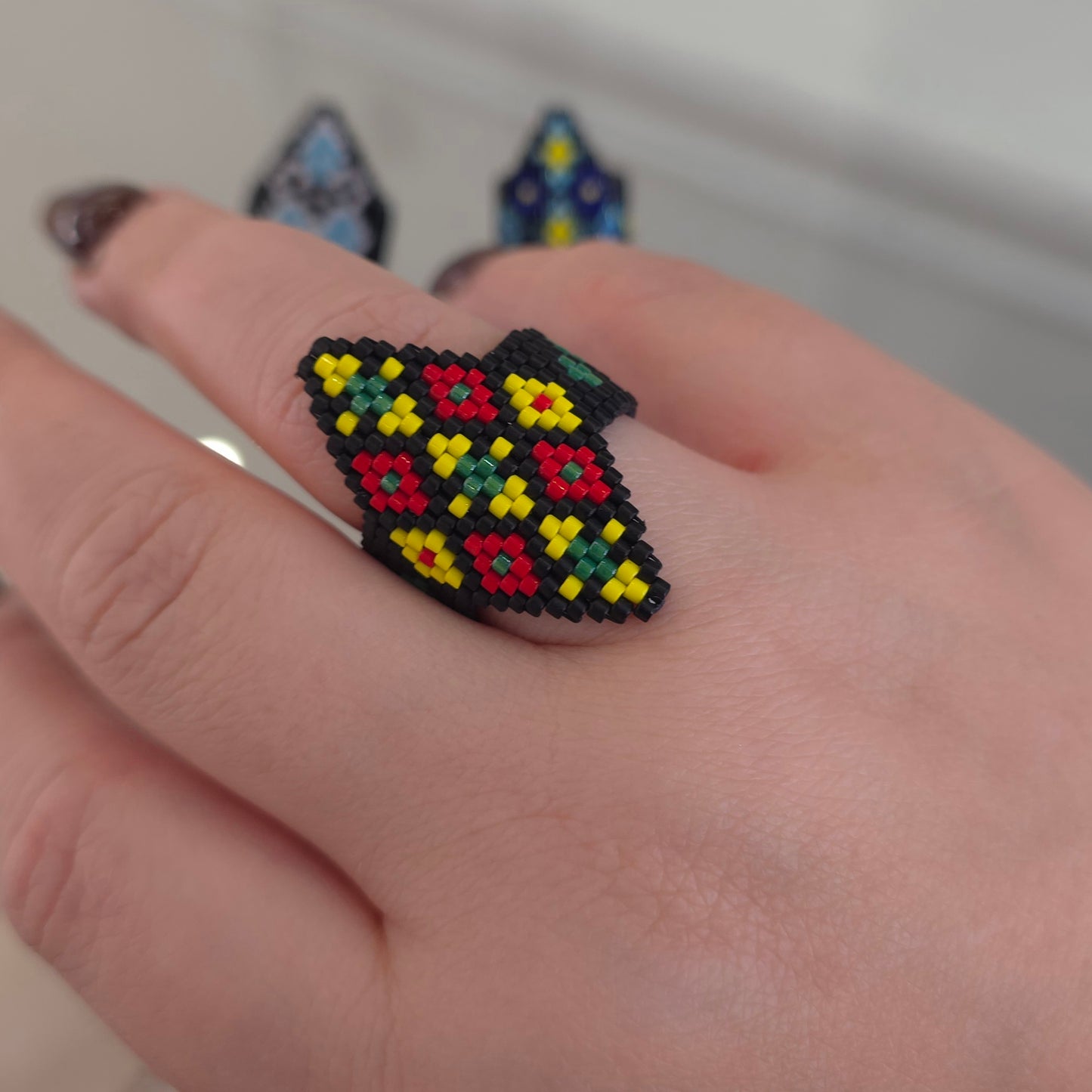 Πολύχρωμα δαχτυλίδια με χάντρες