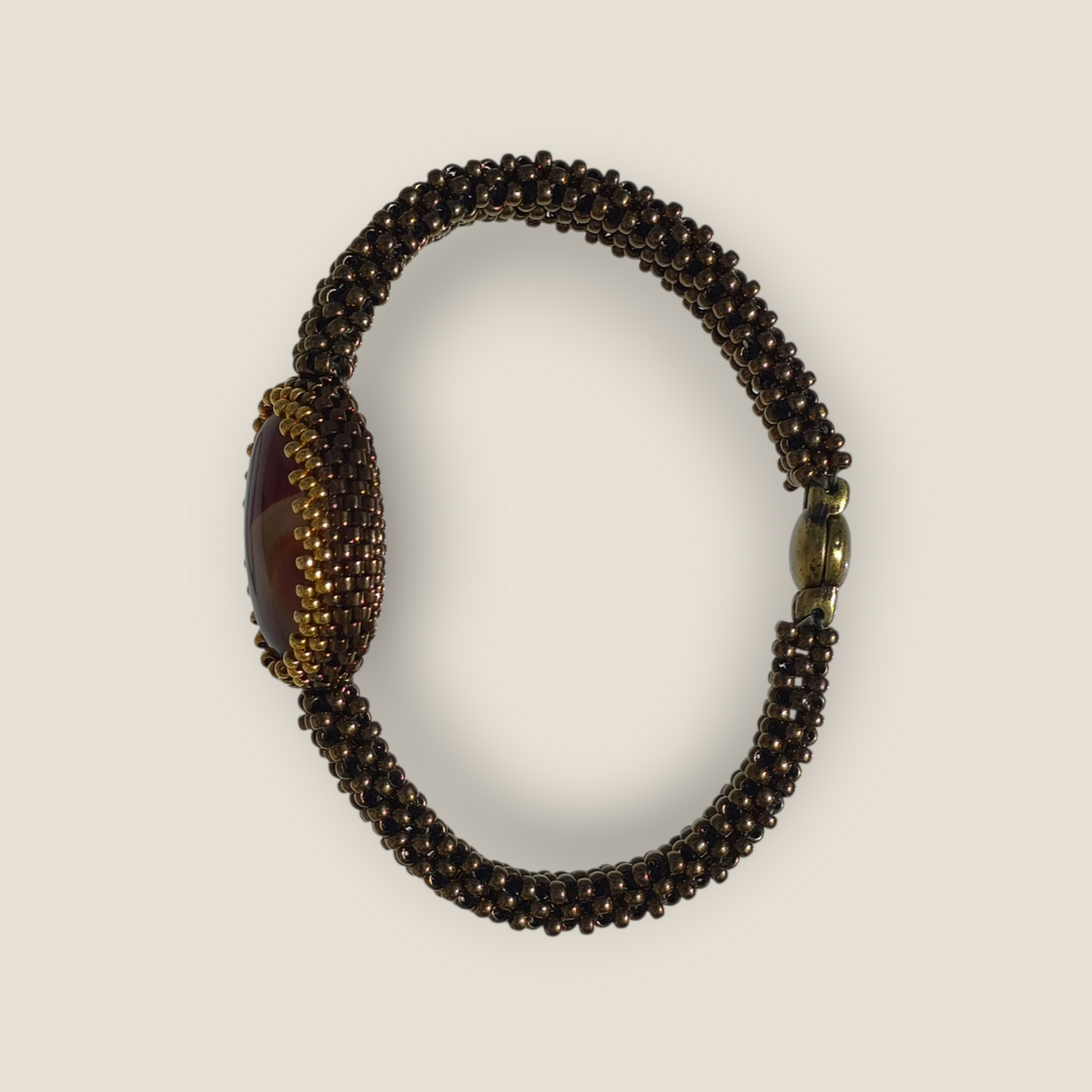 Armband aus Karneolbronze