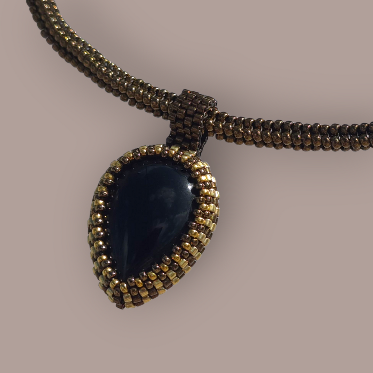 Anhänger aus schwarzem Obsidian in Tropfenform