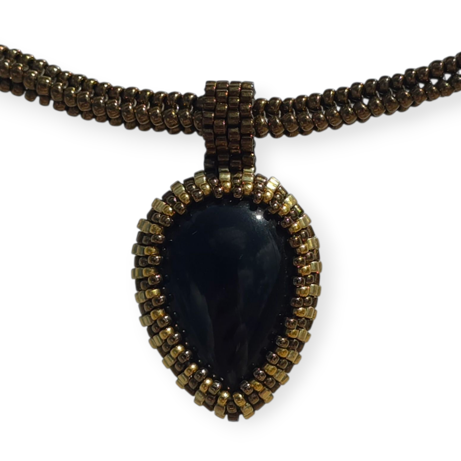 Anhänger aus schwarzem Obsidian in Tropfenform